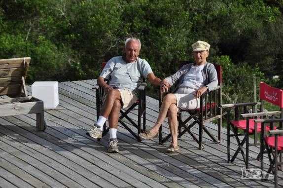 O Joca e a ixa, pais do Rodrigo, descansam no deck da piscina em nosso hotel em Villa Serrana, no Uruguai